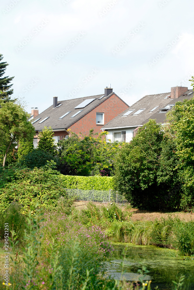 Wohnhäuser, Einfamilienhäuser im Grünen an einem Dewässer, Bremen, Deutschland