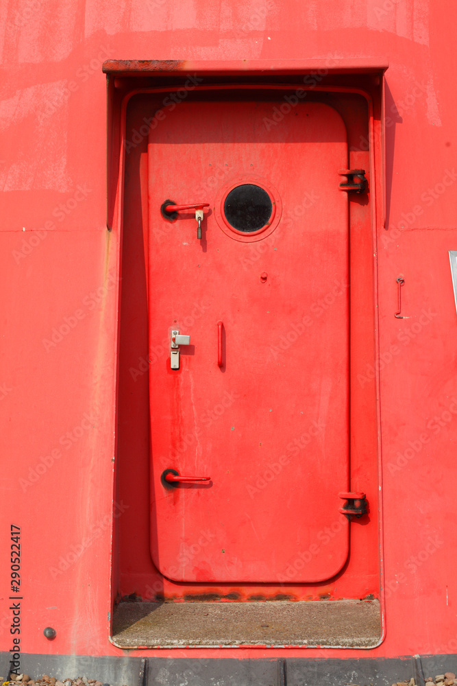 Rote  Metalltür an einem Leuchtturm, Bremerhaven, Deutschland