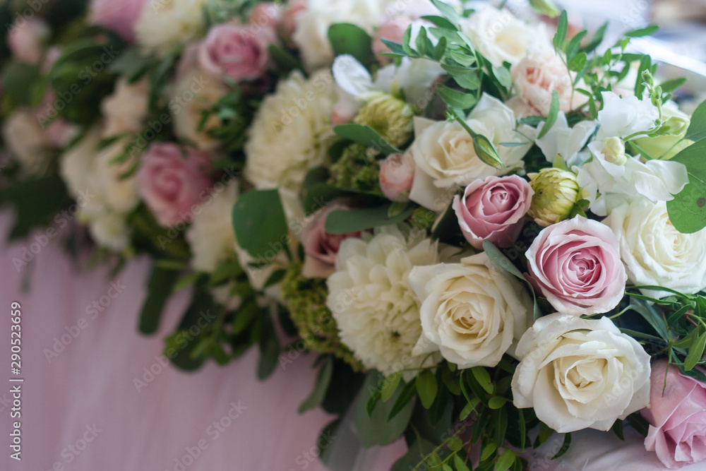 Wedding table decoration with pink and white tender roses