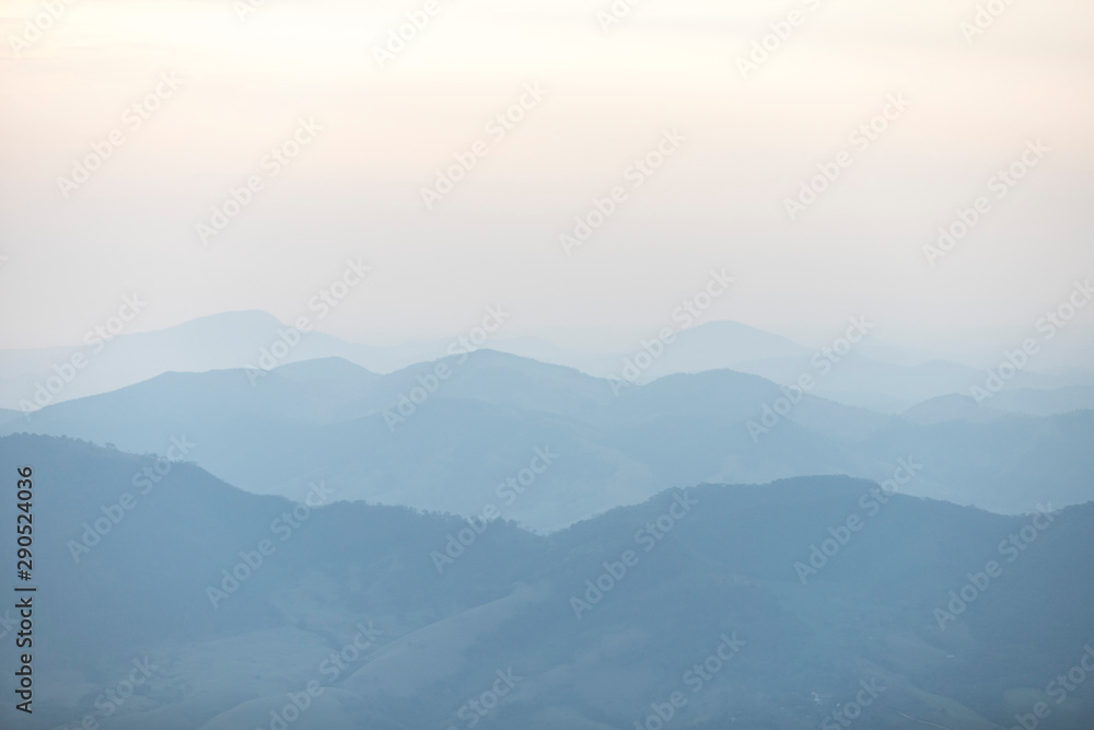 Obraz premium montanhas sob névoa camadas