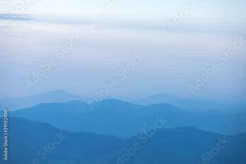 montanhas sob névoa © Art by Pixel