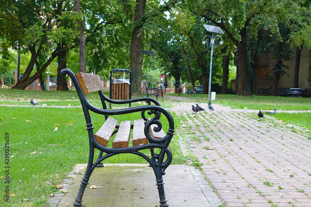 Alte Sitzbank in einem Park zum entspannen in Rumänien.