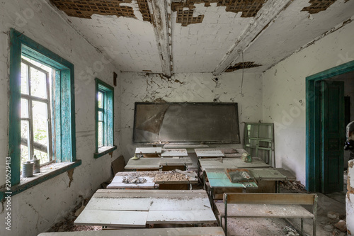 Verlassenes Schulhaus in der radioaktiven Sperrzone in Belarus (Weißrussland) photo