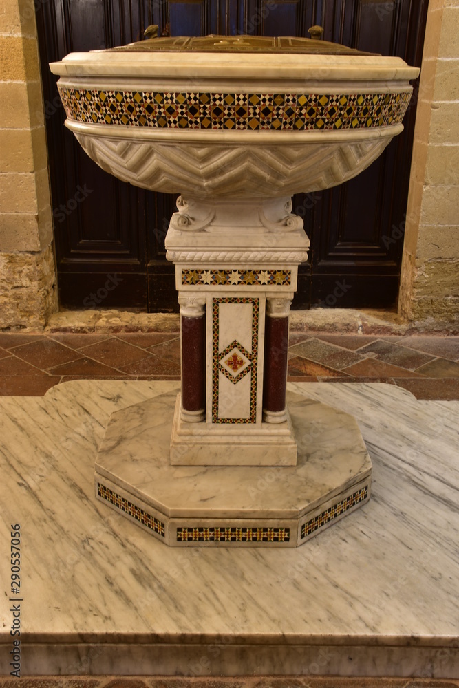 La Cappella Palatina. Basilica a tre navate che si trova all'interno del complesso architettonico di Palazzo dei Normanni a Palermo, Sicilia La Cappella Palatina. Basilica a tre navate che si trova all'interno del complesso architettonico di Palazzo dei Normanni a Palermo, Sicilia