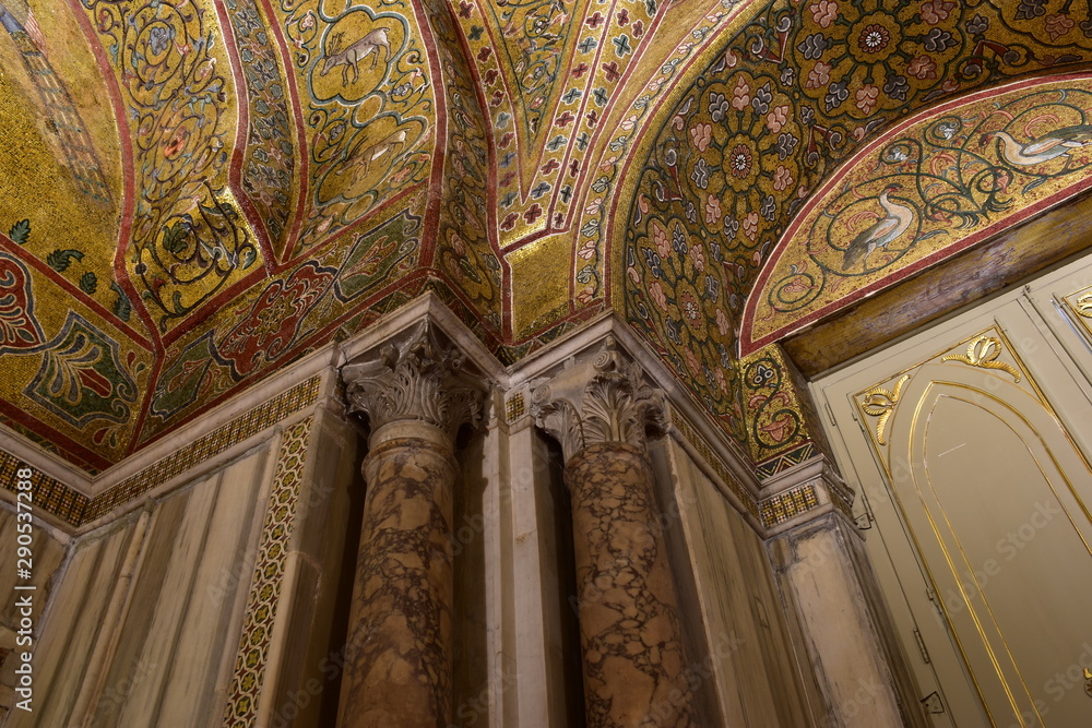 Sala di Ruggero, mosaici islamici si trova all'interno della Torre Pisana del Palazzo dei Normanni a Palermo- Palazzo Reale Sicilia. Nei mosaici scene di caccia descritte in modo particolareggiato.