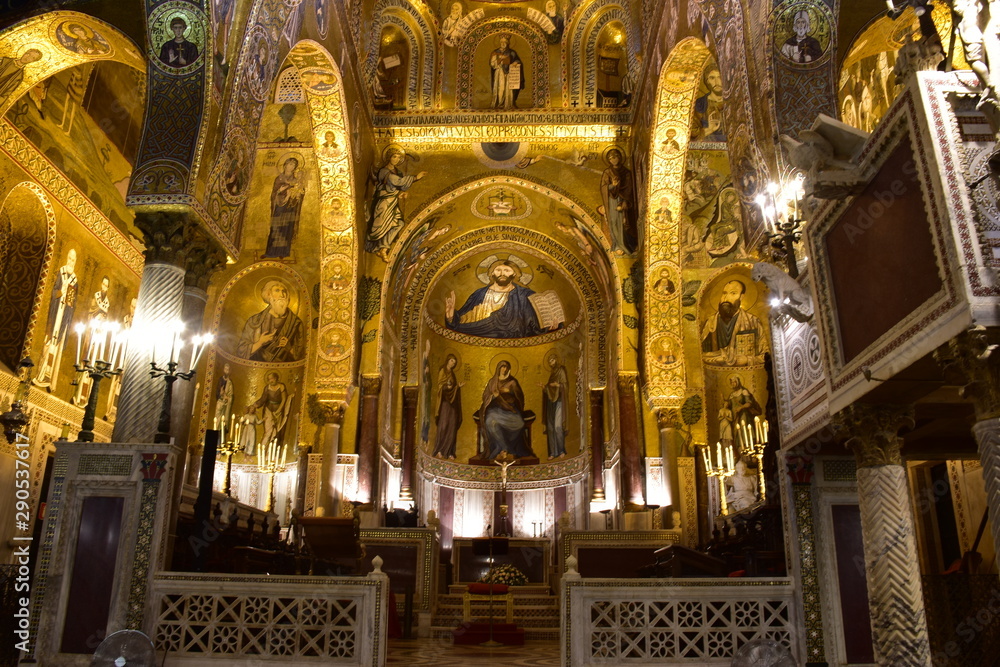 Obraz premium La Cappella Palatina. Basilica a tre navate che si trova all'interno del complesso architettonico di Palazzo dei Normanni a Palermo, Sicilia