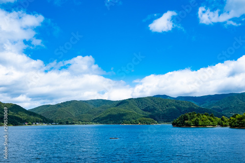 桧原湖と青空