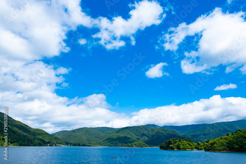 桧原湖と青空