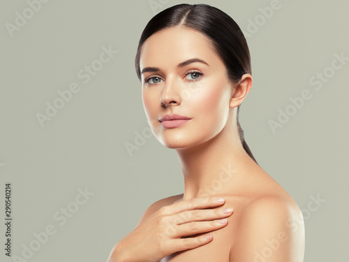 Beauty woman skin face healthy skin natural makeup close up facemodel brunette