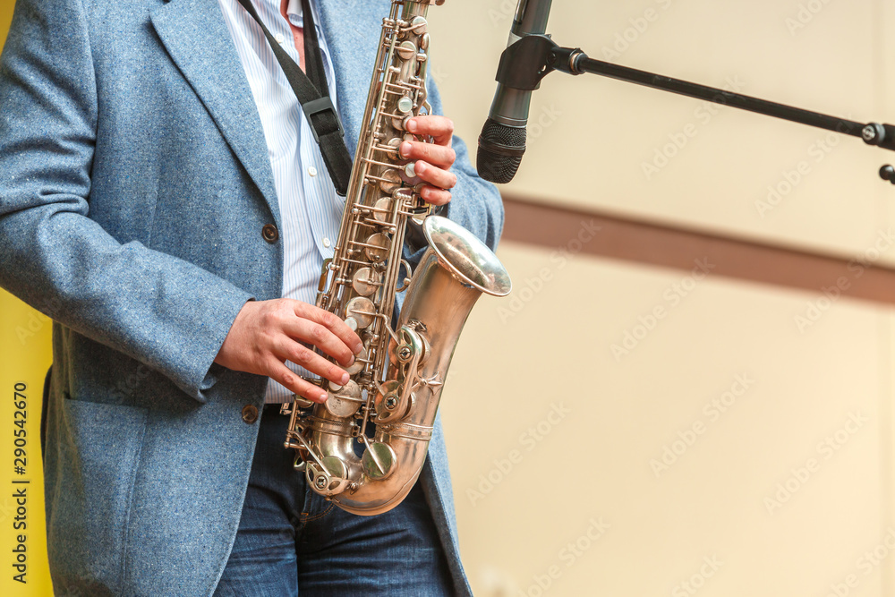 Obraz premium A man in a suit plays the saxophone