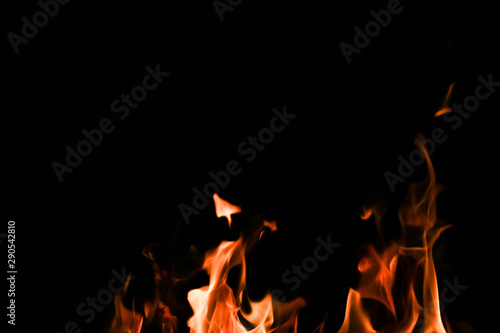 Ogień płonie na czarnym tle