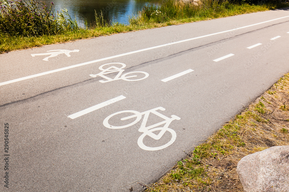 Obraz premium Fußgänger und Fahrradspur auf Straße. Pedestrian and bicycle lane on cement road.
