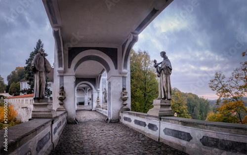 Obraz na płótnie Cesky krumlov empty cloak bridge at the morning. Famous small town in Czech Republic. w salonie