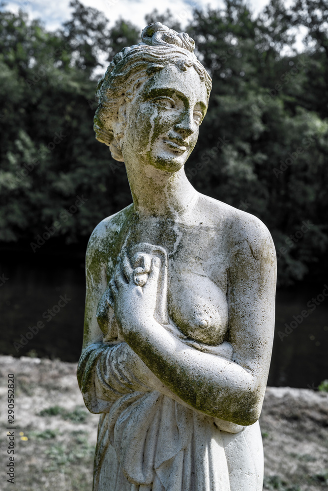 statue d'une femme nue