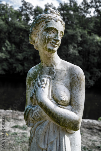statue d'une femme nue
