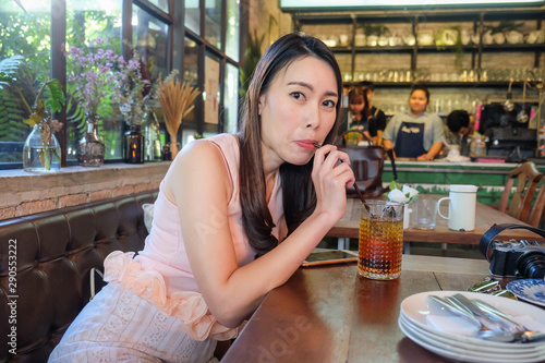 Beautiful asian women drinkking tea in cafe
