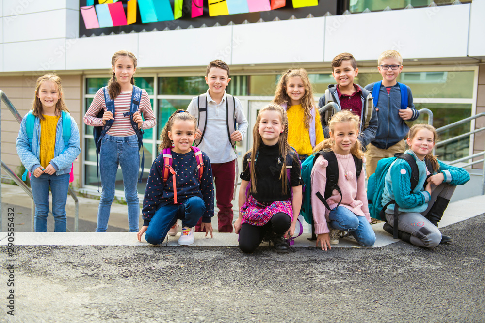 Obraz premium group of kids on the school background having fun