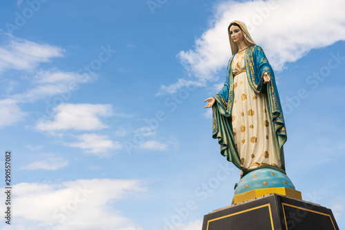 Foto The Blessed Virgin Mary,mother of Jesus on the blue sky, in front of the Roman Catholic Diocese, public place in Chanthaburi, Thailand