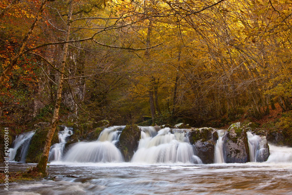 Une cascade en automne en Bourgogne