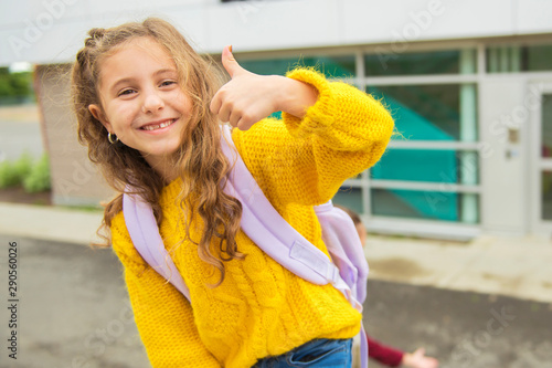 Foto A nice Portrait of cute girl with backpack at school