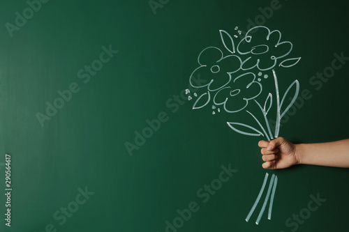 Foto Closeup view of woman with drawn flowers on green chalkboard, space for text