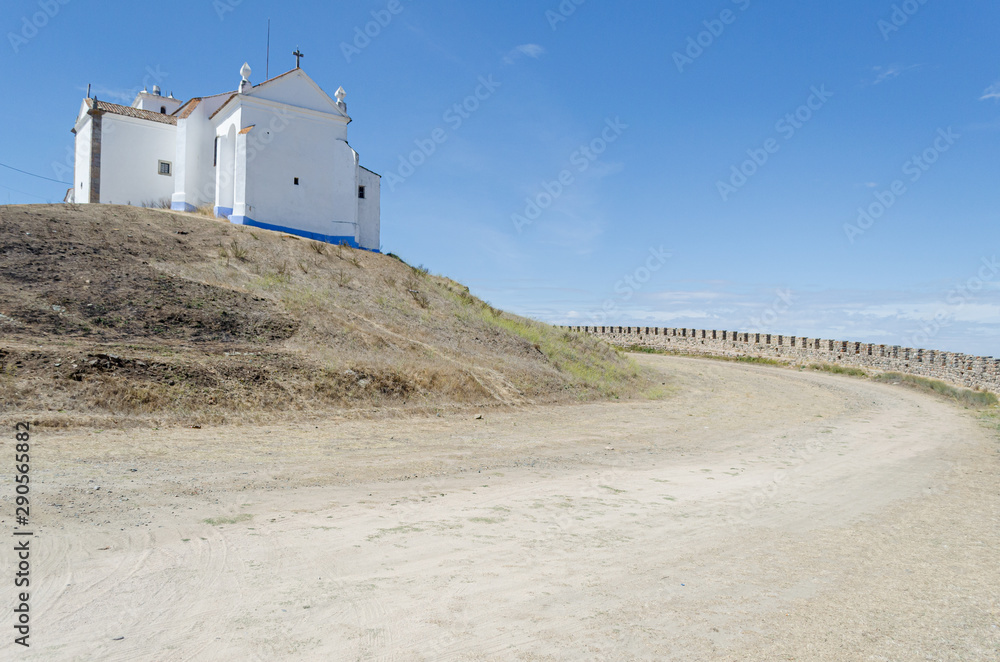 Muralla e Iglesia de San Salvador en el castillo medieval de Arraiolos, Alentejo. Portugal.