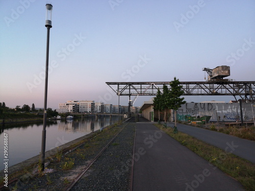 Denkmalgeschützter Kohlekran zum Löschen von Kohle von Binnenschiffen vor blauem Himmel im Licht der untergehenden Sonne am Heizkraftwerk an Mainkai und Nordring in Offenbach am Main in Hessen photo