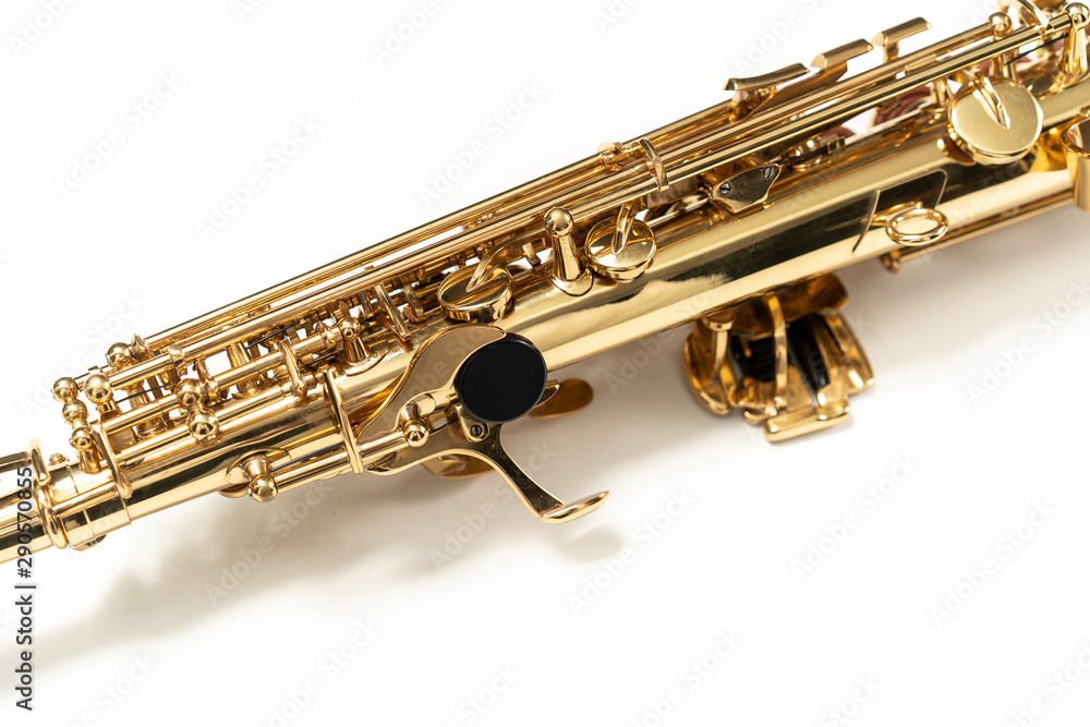 Fototapeta premium Clarinete dorado sobre fondo Blanco