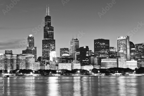 Fototapeta Naklejka Na Ścianę i Meble -  View of Chicago skyline from the shore of Lake Michigan at night.