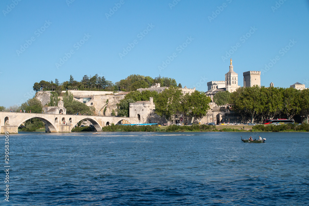 Avignon et le pont depuis la Barthelasse