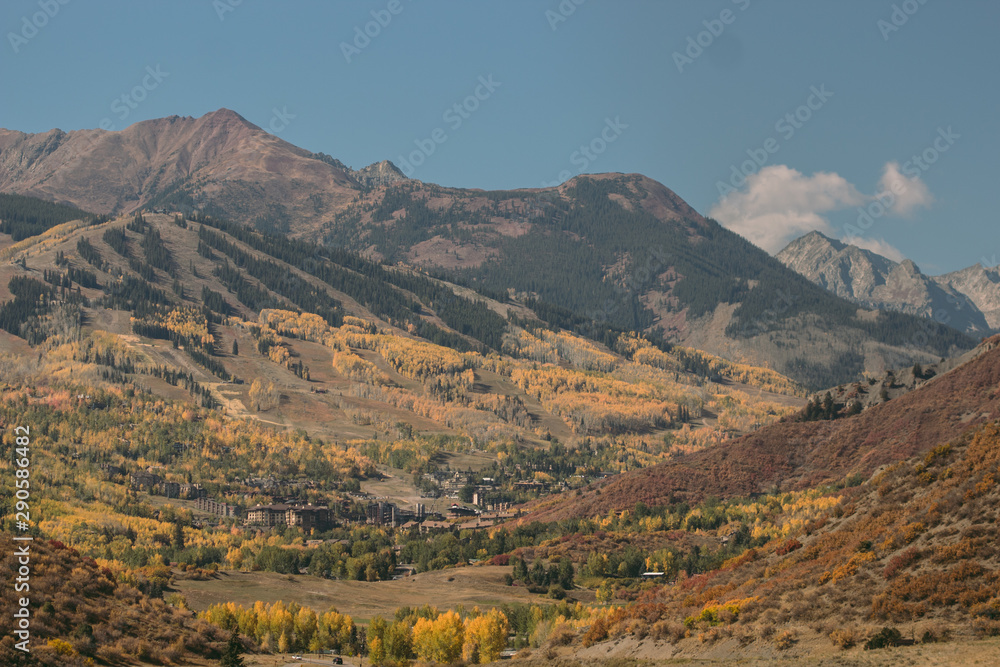 Fototapeta premium Beautiful mountains in Aspen on the Fall foliage season in September. Colorful trees in the mountains of Colorado state.