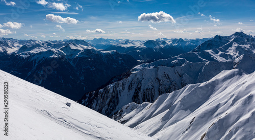 Bergwelt von Österreich im Winter