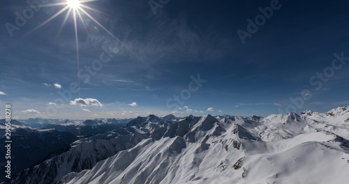 Bergwelt von Österreich im Winter