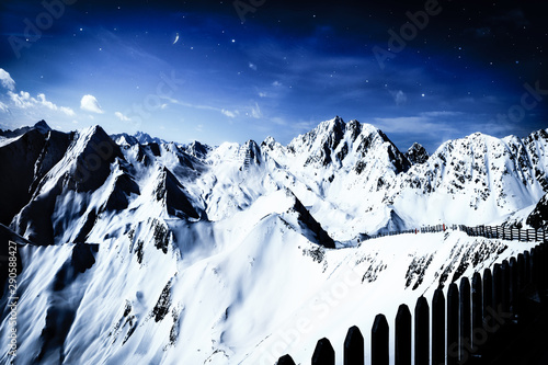 Bergwelt von Österreich im Winter in der blauen Stunde