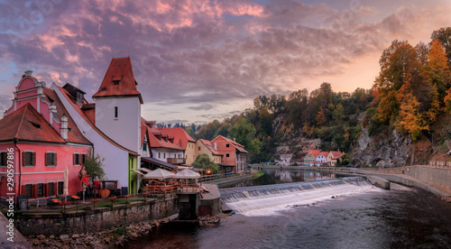 Obraz na płótnie Panoramic view of the historic city of Cesky Krumlov. UNESCO World Heritage Site in beautiful evening light, Czech Republic w salonie