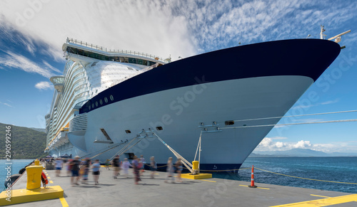 Fotografija Large cruise ship with passengers disembarking