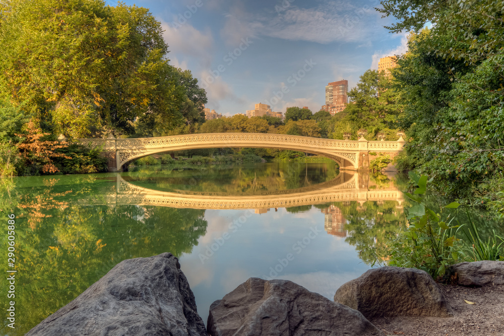 Fototapeta premium Bow bridge in late summer or early fall