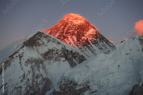 Foto Everest. Red rays of the sun. Mountain landscape. Nepal