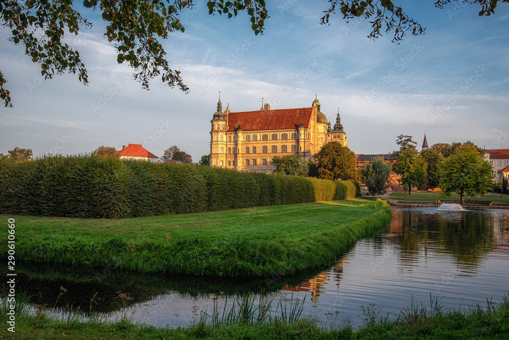 Schloss in Güstrow mit Graben im Vordergrund Schloss in Güstrow mit Graben im Vordergrund