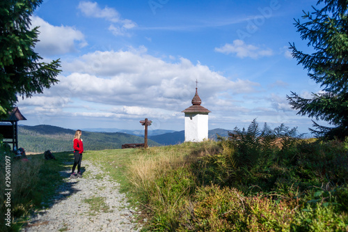 Fototapeta Naklejka Na Ścianę i Meble -  Gorce. Kapliczka Bulandy na Jaworzynie Kamienickiej