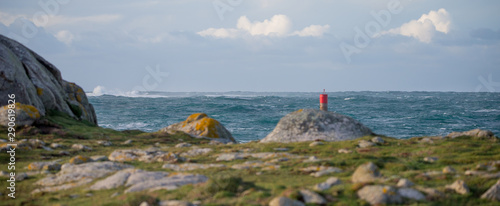 Balise rouge presqu'ile Saint Laurent Porspoder Finistère Bretagne France photo