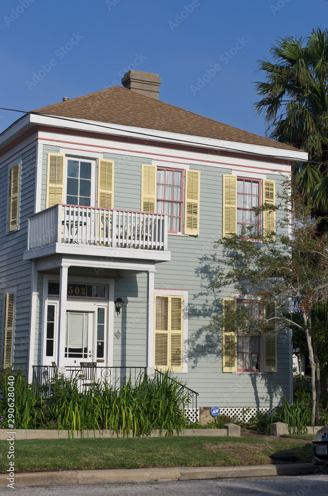 Obraz premium Vertical: Simple, historic, square, wooden frame, two story house in Galveston, Texas