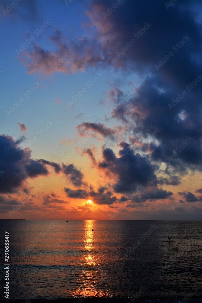 Fototapeta premium sunrise among the clouds at sea