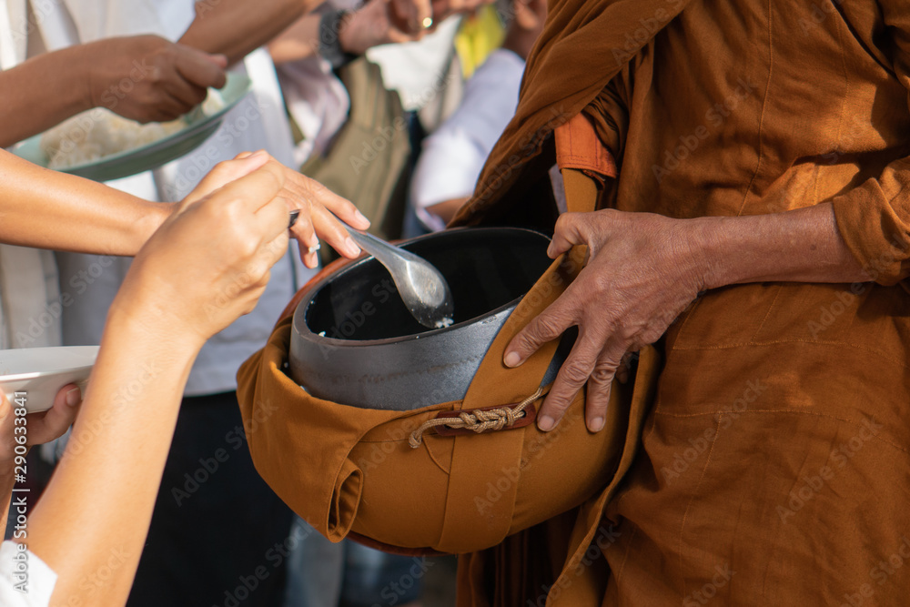 Obraz premium on buddhist holy day Thai buddhist people always go to temple to offer food to monks