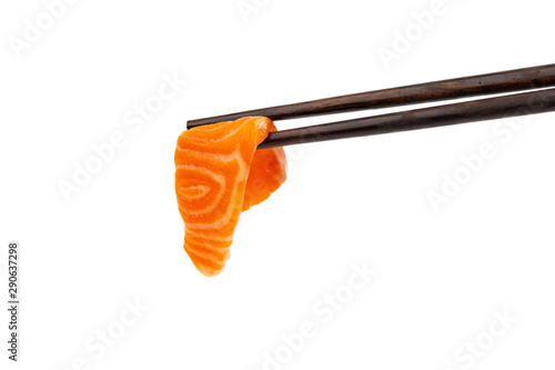Łososiowy surowy sashimi z chopsticks na białym tle