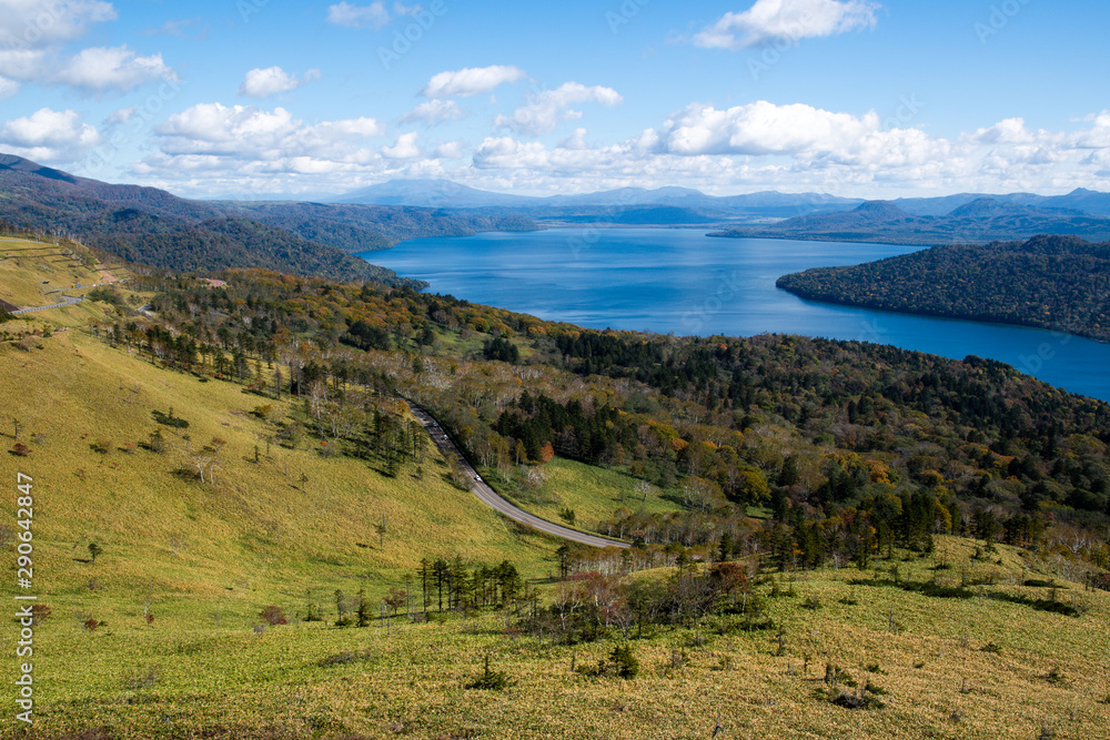 Fototapeta premium 秋の美幌峠から見た屈斜路湖（北海道・弟子屈町）