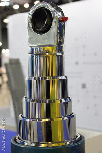 Foto Big new shiny telescopic hydraulic cylinder for dump truck body lift close up