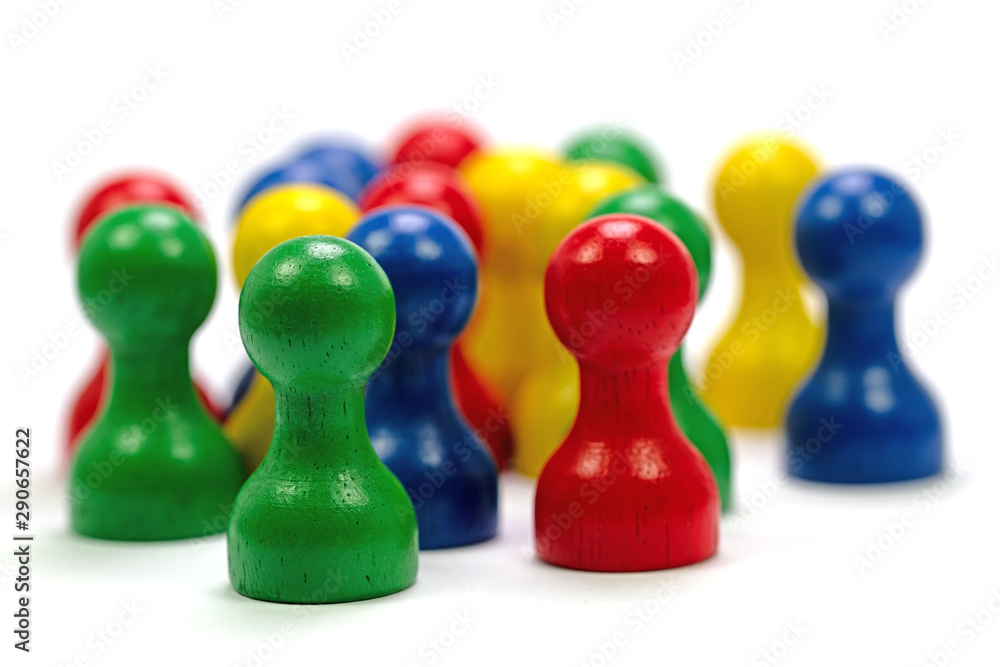 Viele bunte Holzkegel für Gesellschaftsspiele vor weißem Hintergrund Viele bunte Holzkegel für Gesellschaftsspiele vor weißem Hintergrund