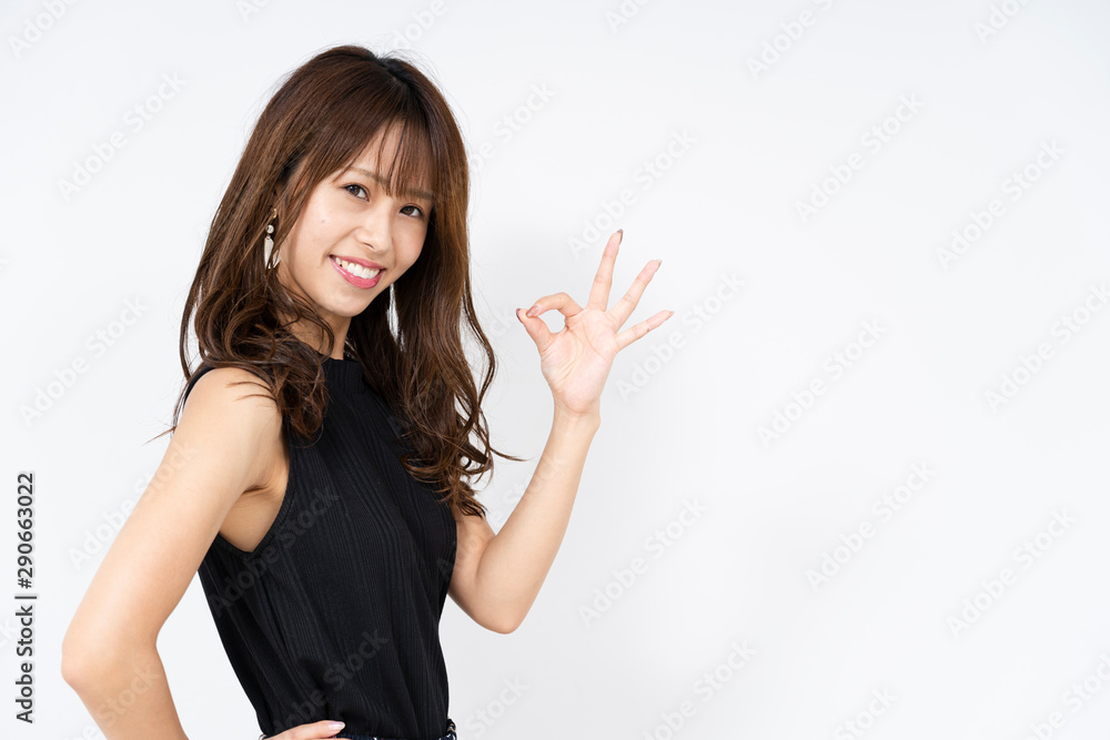 ポーズする女性 ポーズする女性