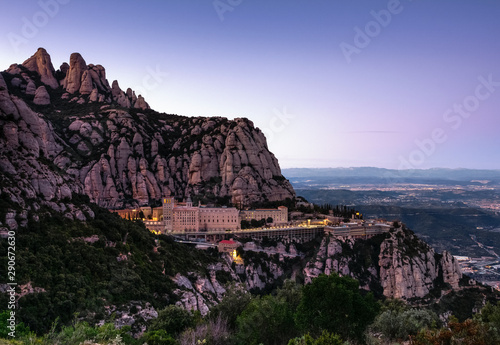 Bild auf Leinwand Atardecer en Montserrat